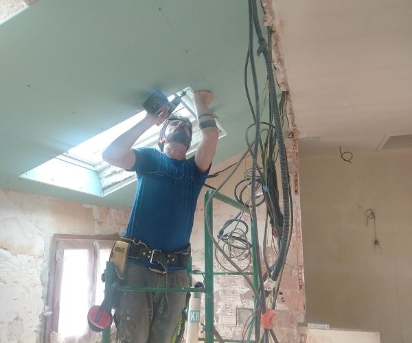 Artisan Atout Rénov en pleine pose de plafond lors d’une rénovation intérieure