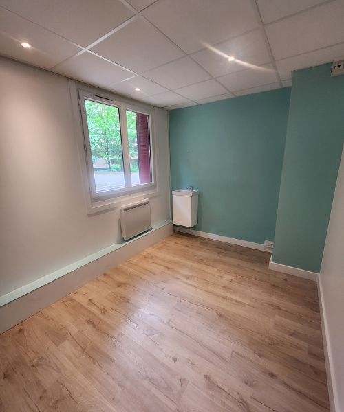 Remplacement de sol stratifié dans un cabinet d’ostéopathie à Lyon – salle de consultation rénovée