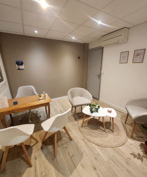 Rénovation d’un espace accueil de cabinet d’ostéopathie à Lyon avec sol stratifié