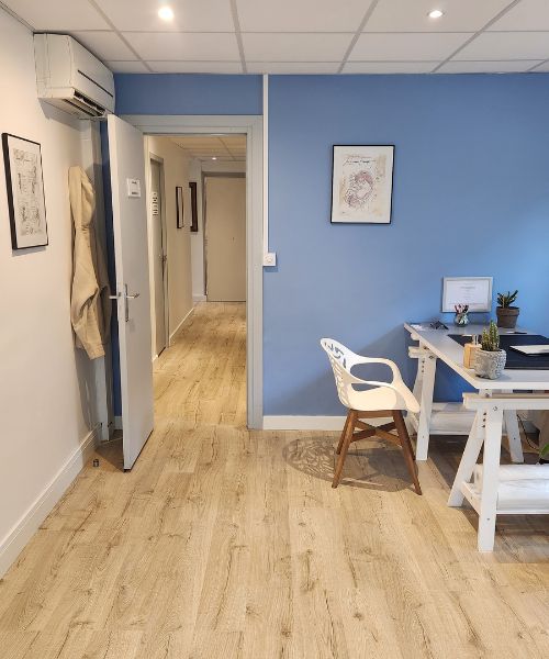 Pose de sol stratifié dans un bureau de cabinet d’ostéopathie à Lyon