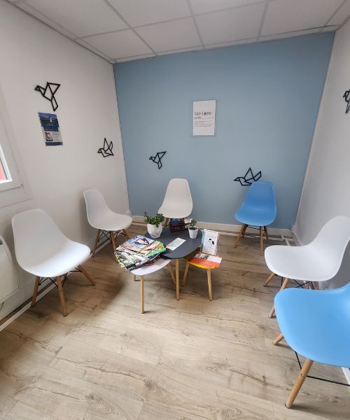 Salle d’attente de cabinet d’ostéopathie à Lyon avec sol stratifié neuf