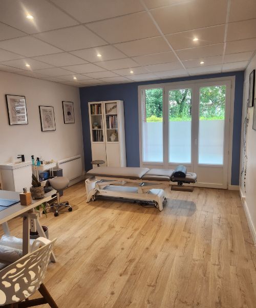 Salle de soins d’un cabinet d’ostéopathie à Lyon avec sol stratifié rénové