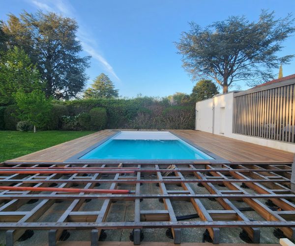 Construction d’une terrasse en IPE avec ossature métallique autour d’une piscine