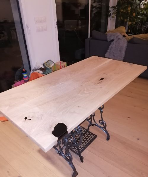 Table sur mesure avec plateau en bois massif et pied de machine ancienne