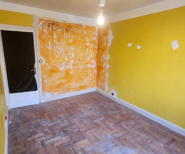 Travaux d’enduits sur murs avant peinture dans un appartement à Lyon 6