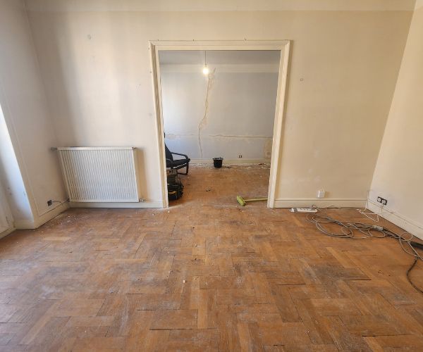 Appartement à Lyon 6 avant rénovation avec parquet ancien et murs à rénover