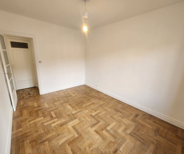 Pièce rénovée à Lyon 6 avec peinture des murs et parquet vitrifié