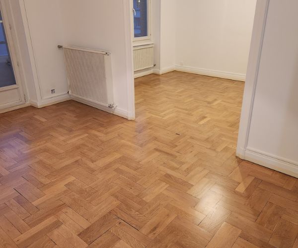 Parquet rénové après ponçage et vitrification dans un appartement à Lyon 6