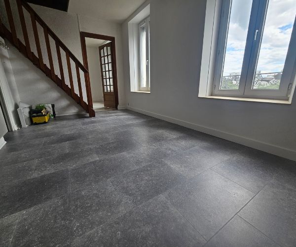 Réfection de sol à Lyon 8 avec ragréage et pose de dalles stratifiées