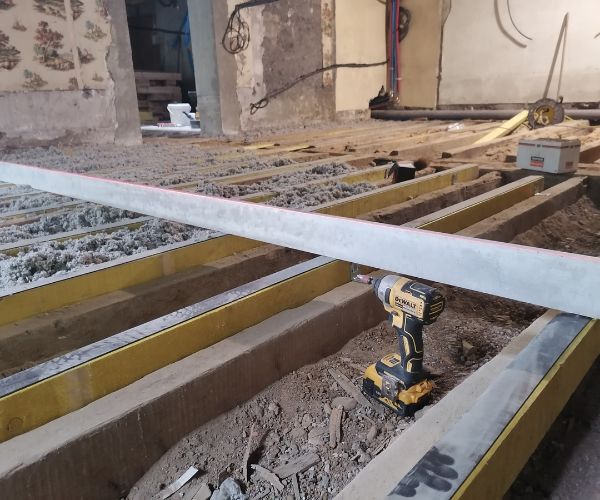 Isolation du plancher et remise à niveau des solives lors d’une rénovation à Lyon 9
