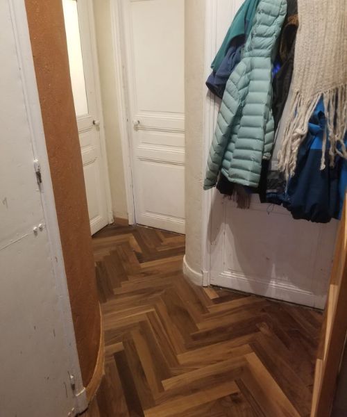 Parquet en noyer rénové dans un couloir d’appartement à Marseille