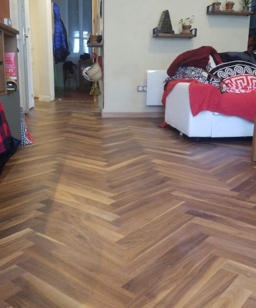 Parquet en noyer rénové dans une pièce de vie à Marseille
