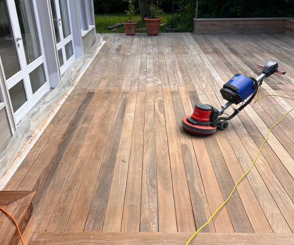 Ponçage mécanique d’une terrasse en IPE pour rénovation