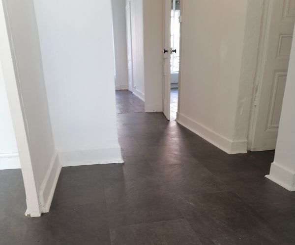 Pose de nouveaux sols gris anthracite dans un appartement à Lyon 6