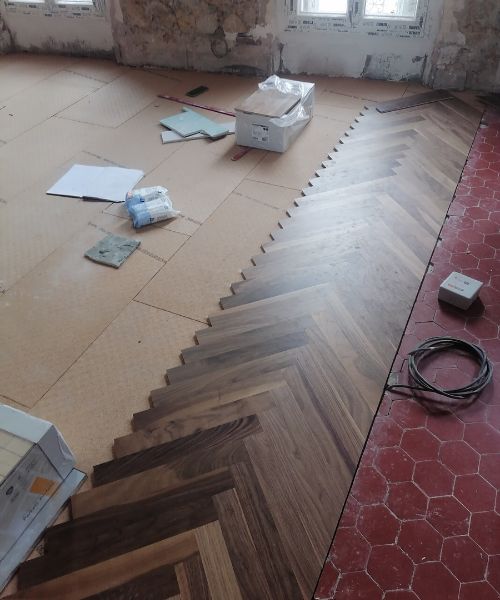 Parquet en noyer posé en chevron dans un appartement en rénovation à Marseille
