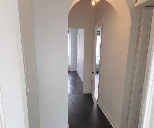 Arche et murs rénovés à Lyon 6 avec peinture blanche