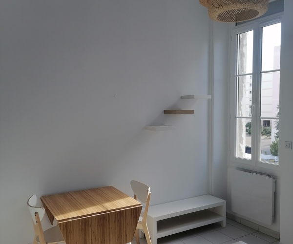 Aménagement d’un coin repas dans un studio rénové à Marseille