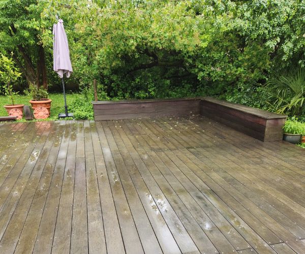 Terrasse en IPE humide et grisée avant rénovation