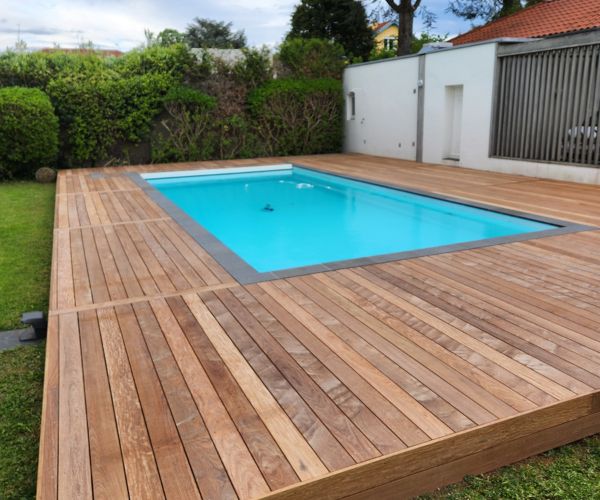 Terrasse en IPE achevée autour d’une piscine – finition haut de gamme