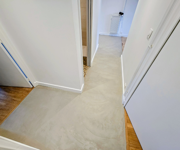 Réalisation d’un sol en béton ciré à Villeurbanne dans le cadre d’une rénovation intérieure