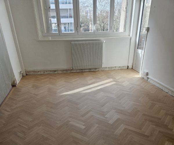 Parquet clair avant rénovation dans un appartement à Lyon avant ponçage et vitrification