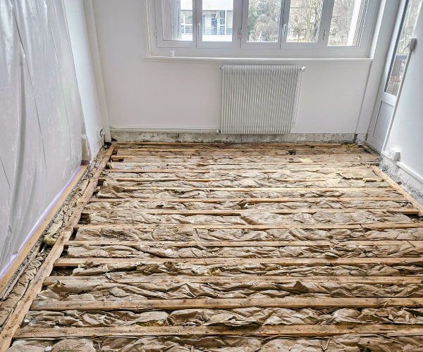 Dépose d’un parquet ancien dans un appartement à Lyon avant rénovation complète du sol